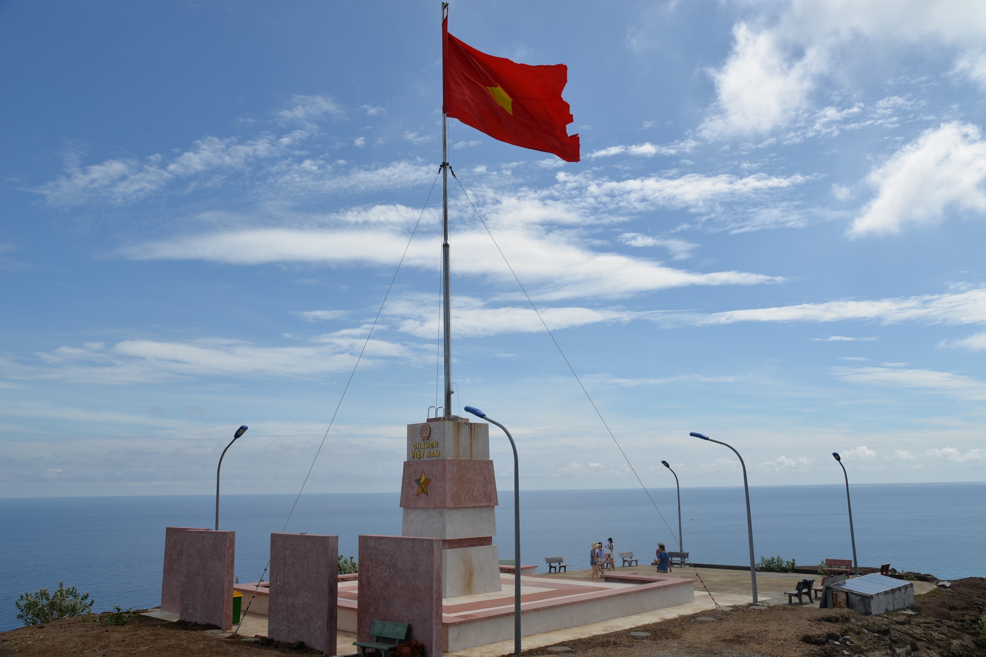 Triển khai đề án thu phí du khách đến Lý Sơn - Ảnh 2.