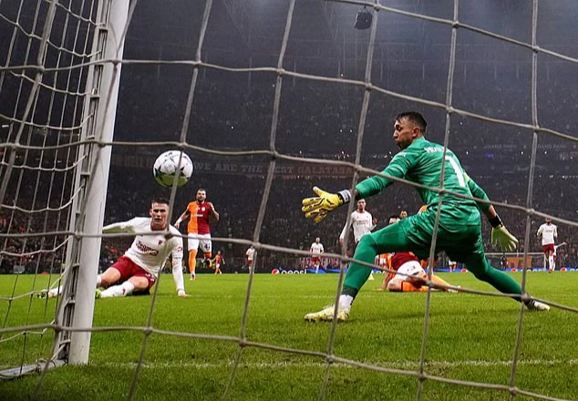 C&ocirc;ng l&agrave;m thủ ph&aacute;, Man United cay đắng đ&aacute;nh rơi chiến thắng tại Istanbul - Ảnh 5.