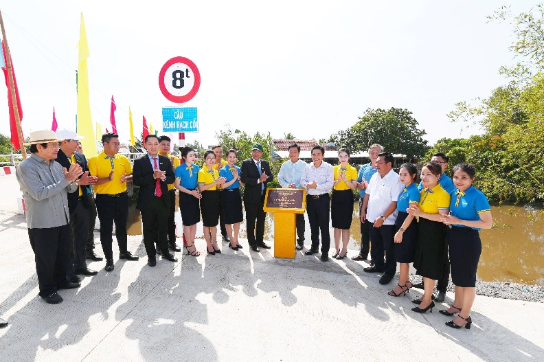 Nam A Bank “nối” nhịp cầu nhân ái đến người dân Long An - Ảnh 2.