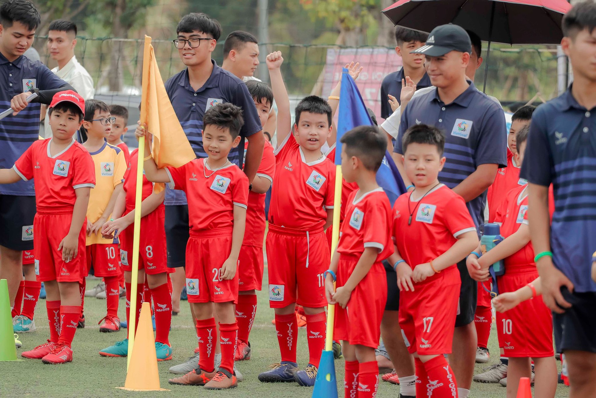 Đo&agrave;n Văn Hậu truyền cảm hứng cho cầu thủ nh&iacute; - Ảnh 2.