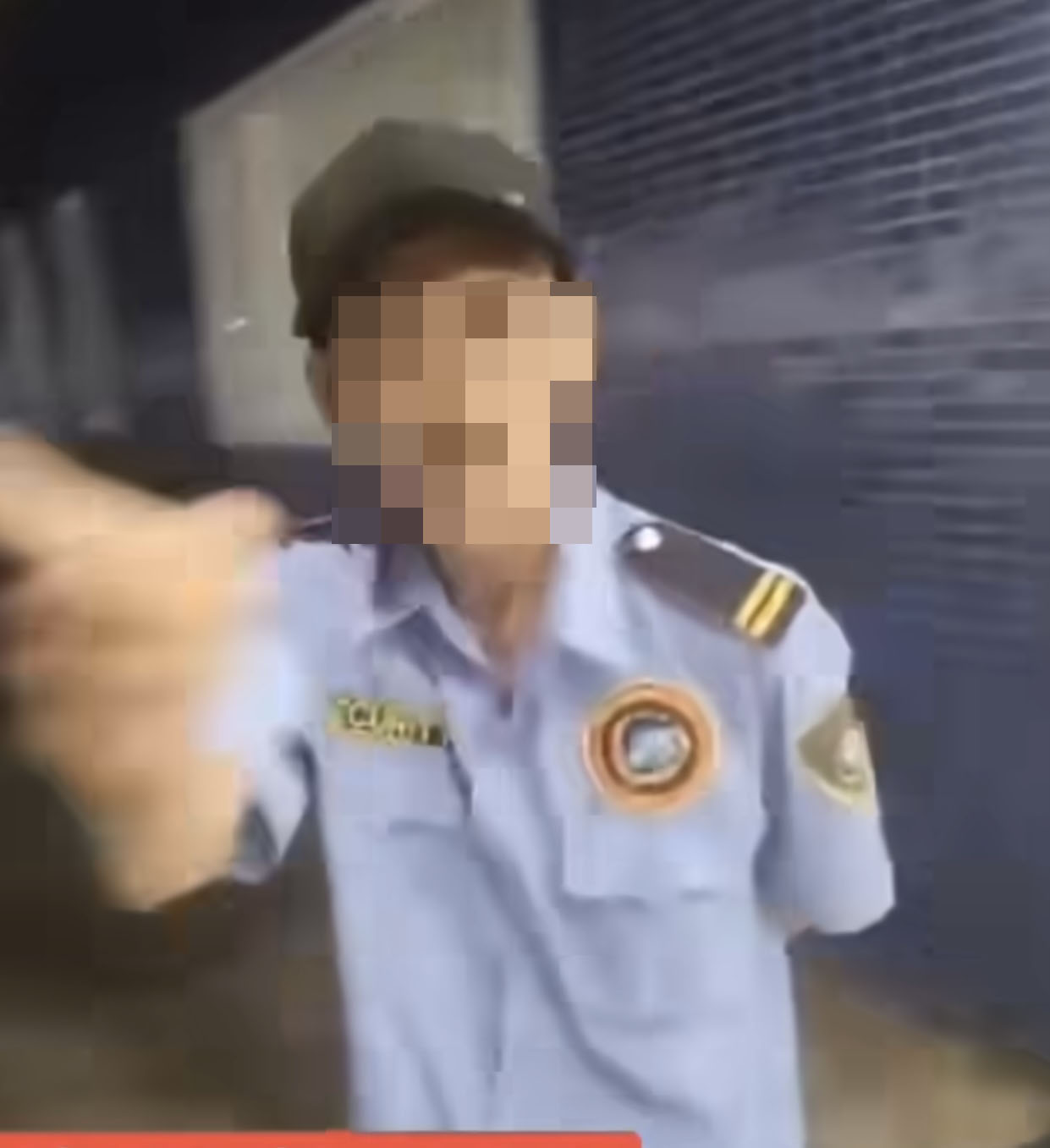 T&agrave;i xế livestream tố bảo vệ ngăn cản xe cứu thương v&agrave;o bệnh viện chở người ở B&igrave;nh Phước - Ảnh 1.