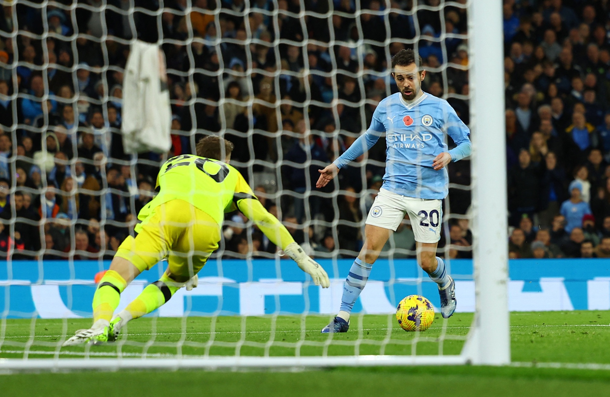 Man City đ&aacute;nh tennis với Bournemouth, Arsenal thua sốc v&igrave; VAR - Ảnh 3.