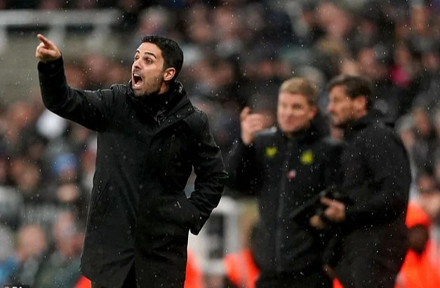 VAR bị v&ocirc; hiệu h&oacute;a hay trọng t&agrave;i Ngoại hạng Anh run tay v&igrave; Newcastle? - Ảnh 3.