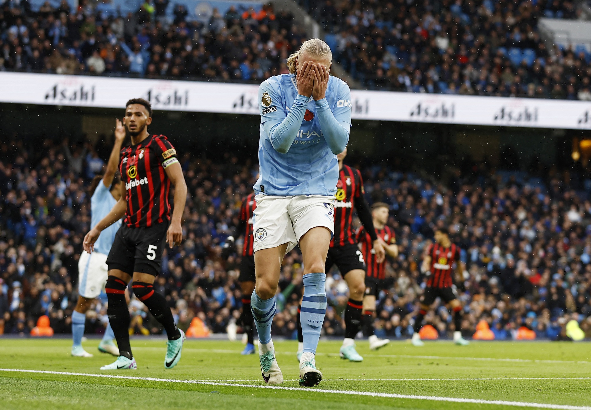 Man City đ&aacute;nh tennis với Bournemouth, Arsenal thua sốc v&igrave; VAR - Ảnh 1.