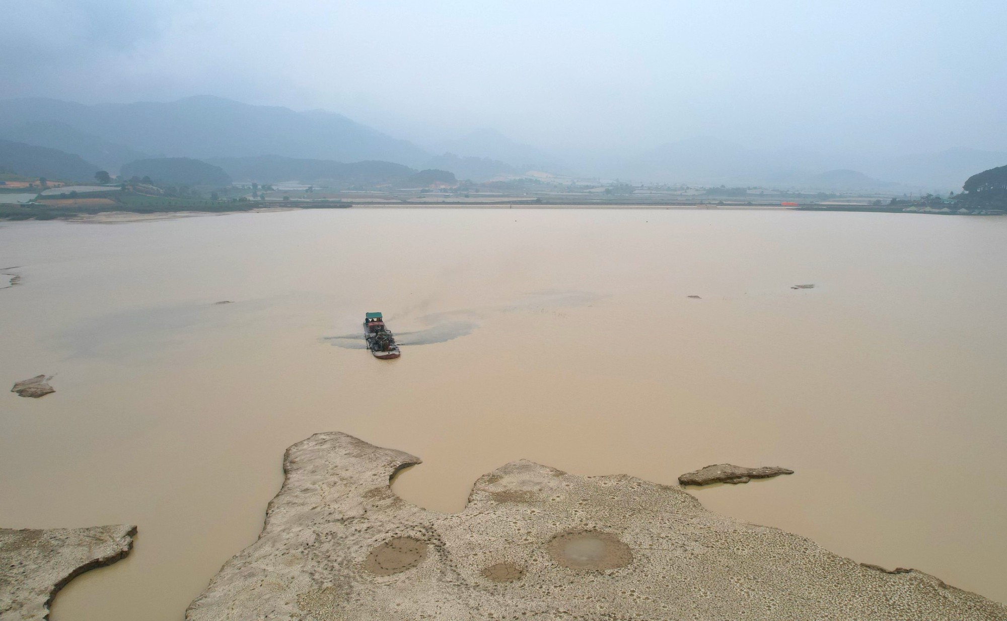 Lòng hồ Pró loang lổ hầm hố: Không xác định được nguyên nhân? - Ảnh 4.