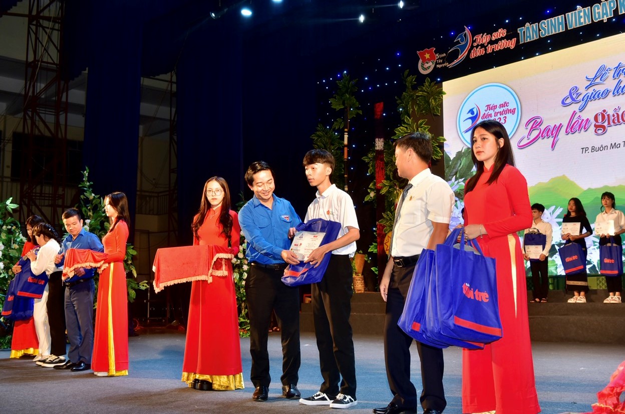 Trao tặng 90 suất học bổng cho sinh viên vượt khó ở Tây Nguyên
