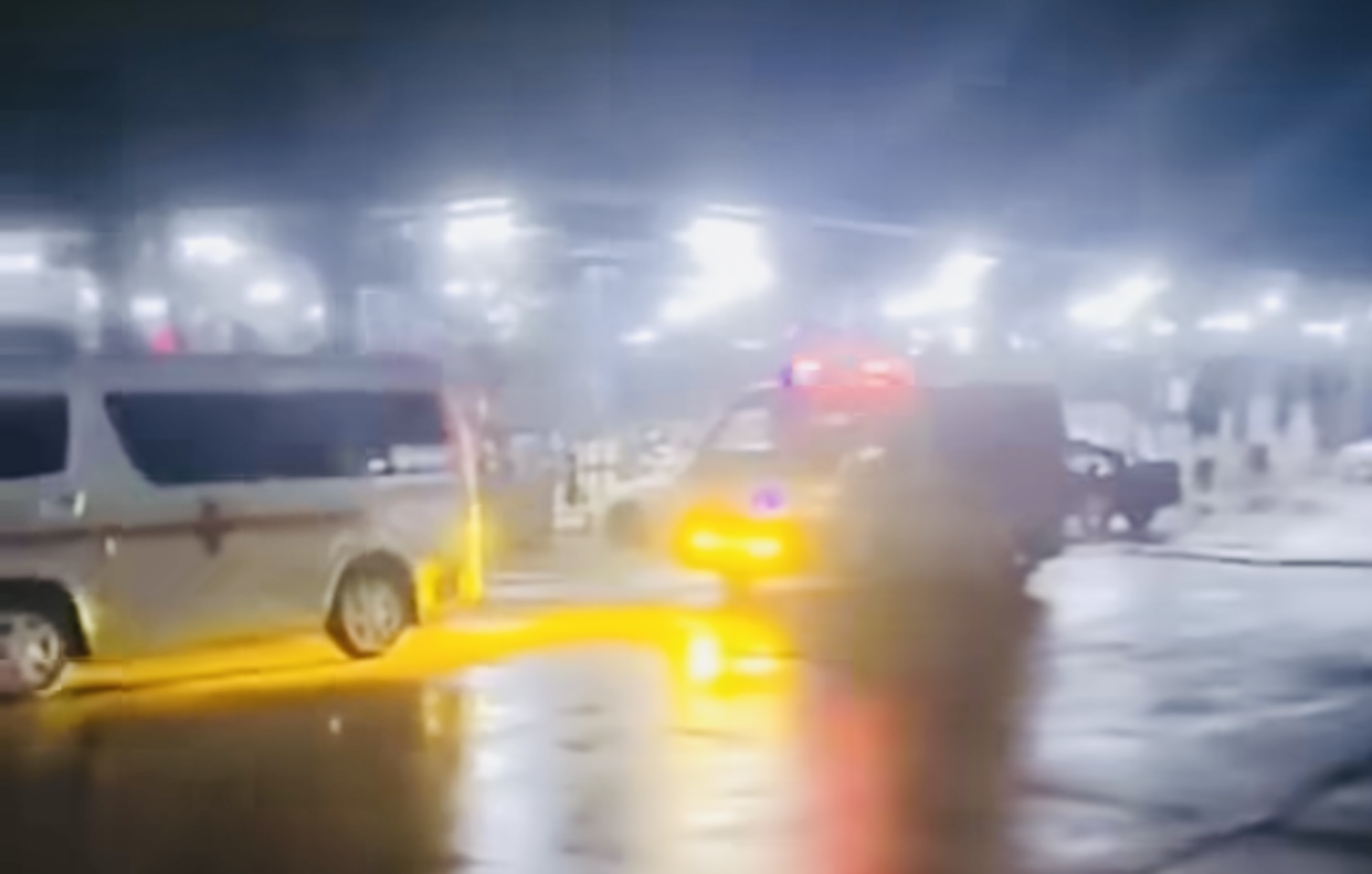 T&agrave;i xế livestream tố bảo vệ ngăn cản xe cứu thương v&agrave;o bệnh viện chở người ở B&igrave;nh Phước - Ảnh 2.