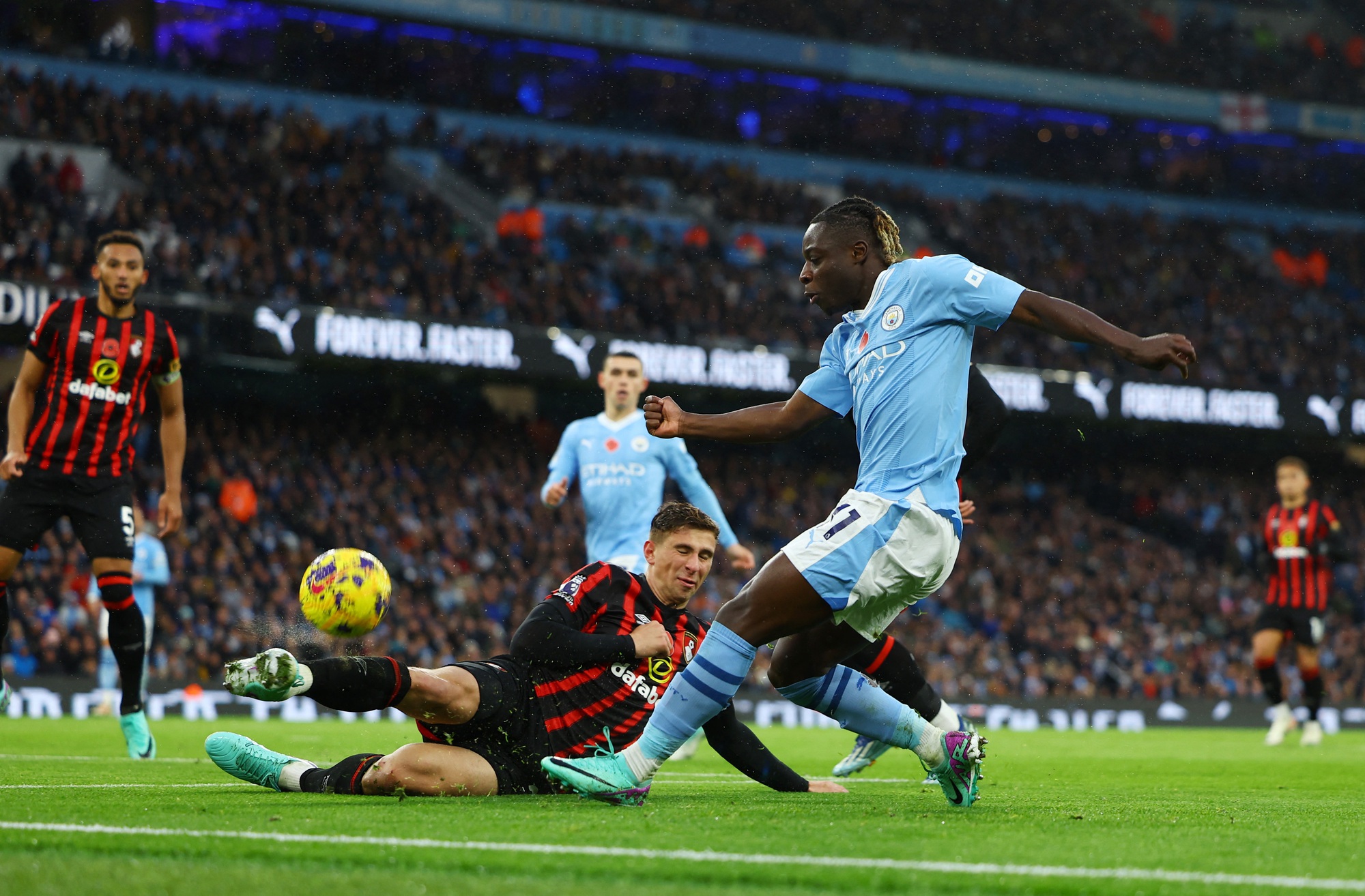 Man City đ&aacute;nh tennis với Bournemouth, Arsenal thua sốc v&igrave; VAR - Ảnh 2.