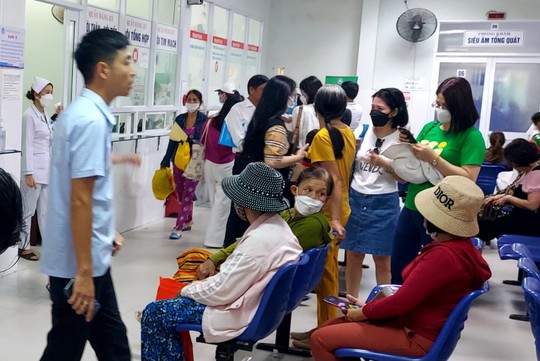 Bị tạm đ&igrave;nh chỉ c&ocirc;ng t&aacute;c c&oacute; phải đ&oacute;ng BHXH, BHYT? - Ảnh 1.