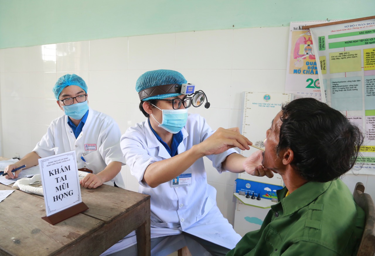 Hơn 400 người dân ở xã miền núi được khám bệnh, cấp thuốc miễn phí