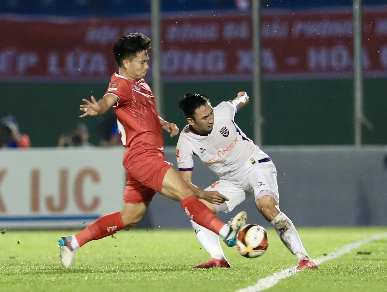Người thay thế Tiến Linh tỏa s&aacute;ng, Hải Ph&ograve;ng nhận 1 thẻ đỏ