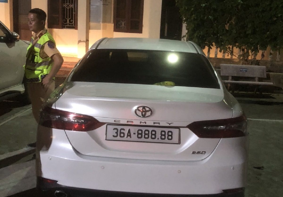 Ph&aacute;t hiện người điều khiển &ocirc;t&ocirc; biển số VIP 888.88 vi phạm nồng độ cồn - Ảnh 1.