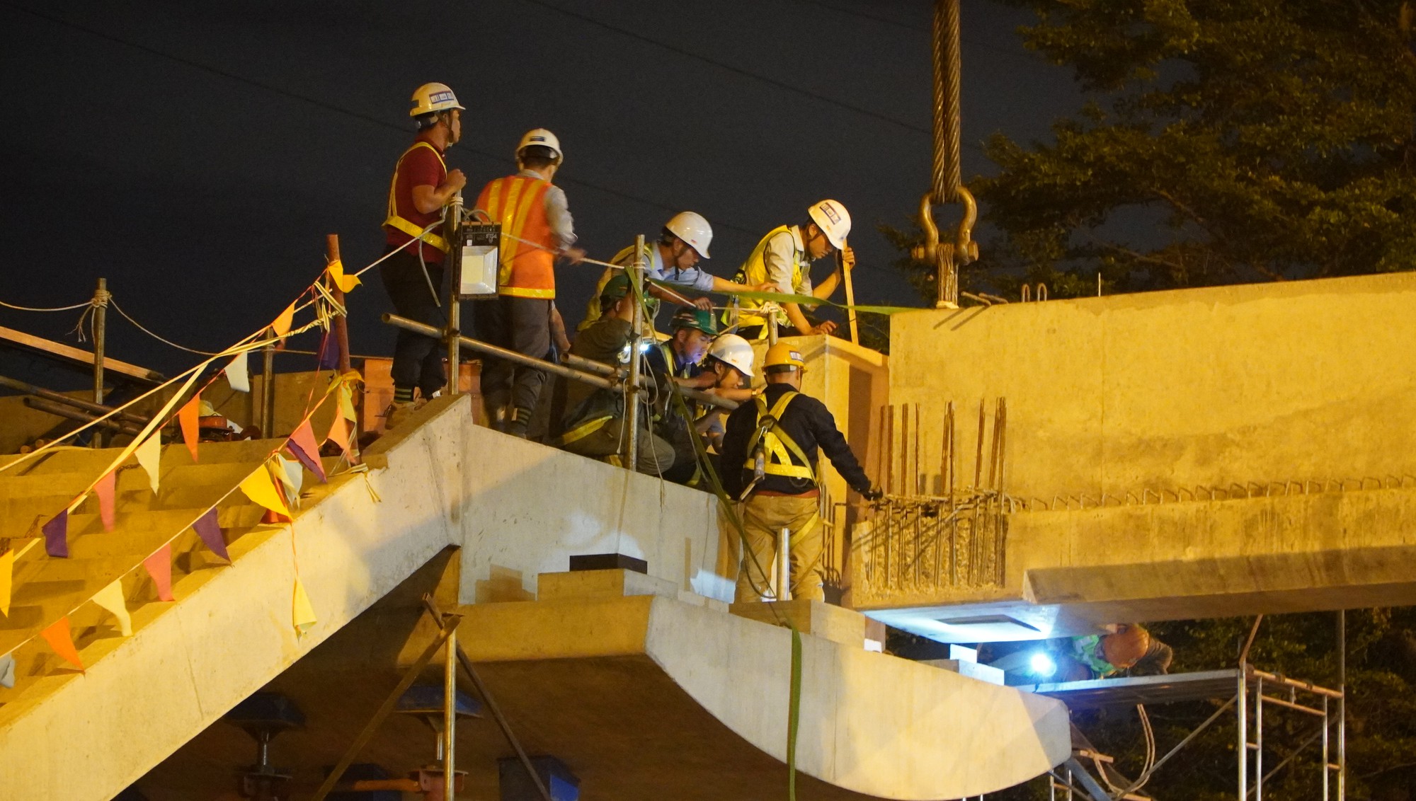 Trắng đ&ecirc;m lắp dầm cầu cho cầu bộ h&agrave;nh của tuyến metro số 1 - Ảnh 9.