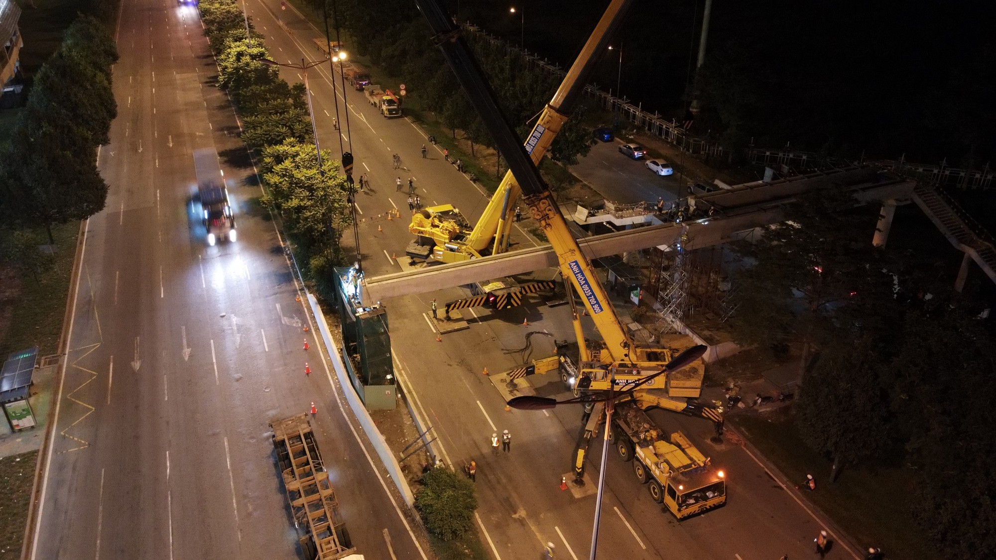 Trắng đ&ecirc;m lắp dầm cầu cho cầu bộ h&agrave;nh của tuyến metro số 1 - Ảnh 11.