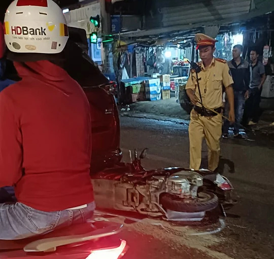 N&Oacute;NG: Xe tải t&ocirc;ng h&agrave;ng loạt xe m&aacute;y chờ đ&egrave;n đỏ ở Đồng Nai - Ảnh 2.