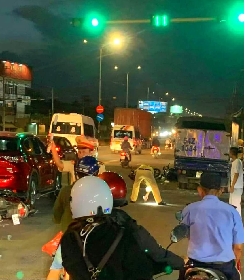 N&Oacute;NG: Xe tải t&ocirc;ng h&agrave;ng loạt xe m&aacute;y chờ đ&egrave;n đỏ ở Đồng Nai - Ảnh 1.
