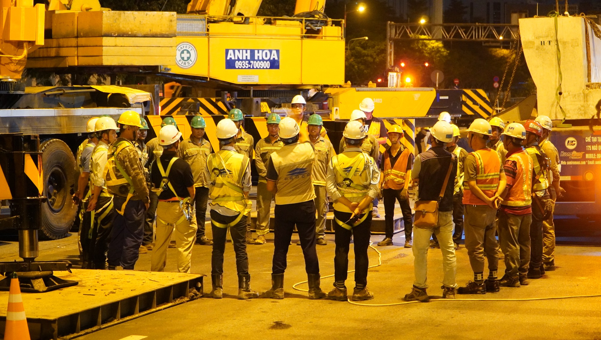 Trắng đ&ecirc;m lắp dầm cầu cho cầu bộ h&agrave;nh của tuyến metro số 1 - Ảnh 8.