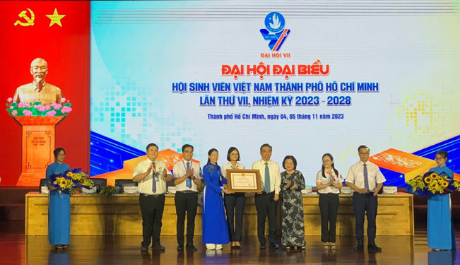 Hội Sinh viên TP HCM nhận Huân chương Lao động hạng ba