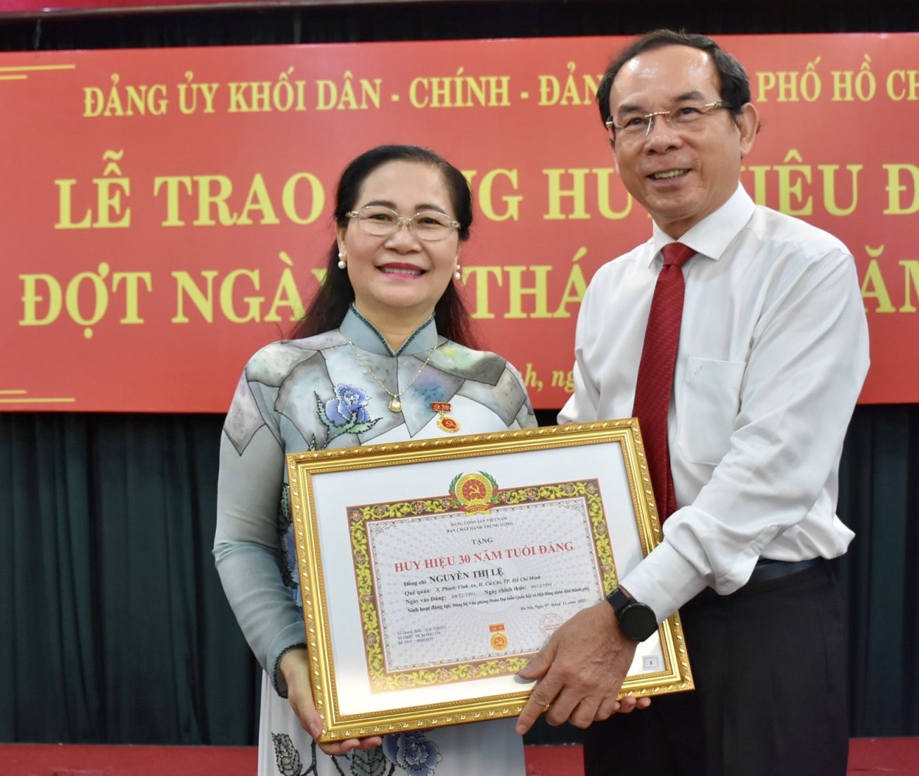 Chủ tịch HĐND TP HCM Nguyễn Thị Lệ nhận huy hiệu 30 năm tuổi Đảng