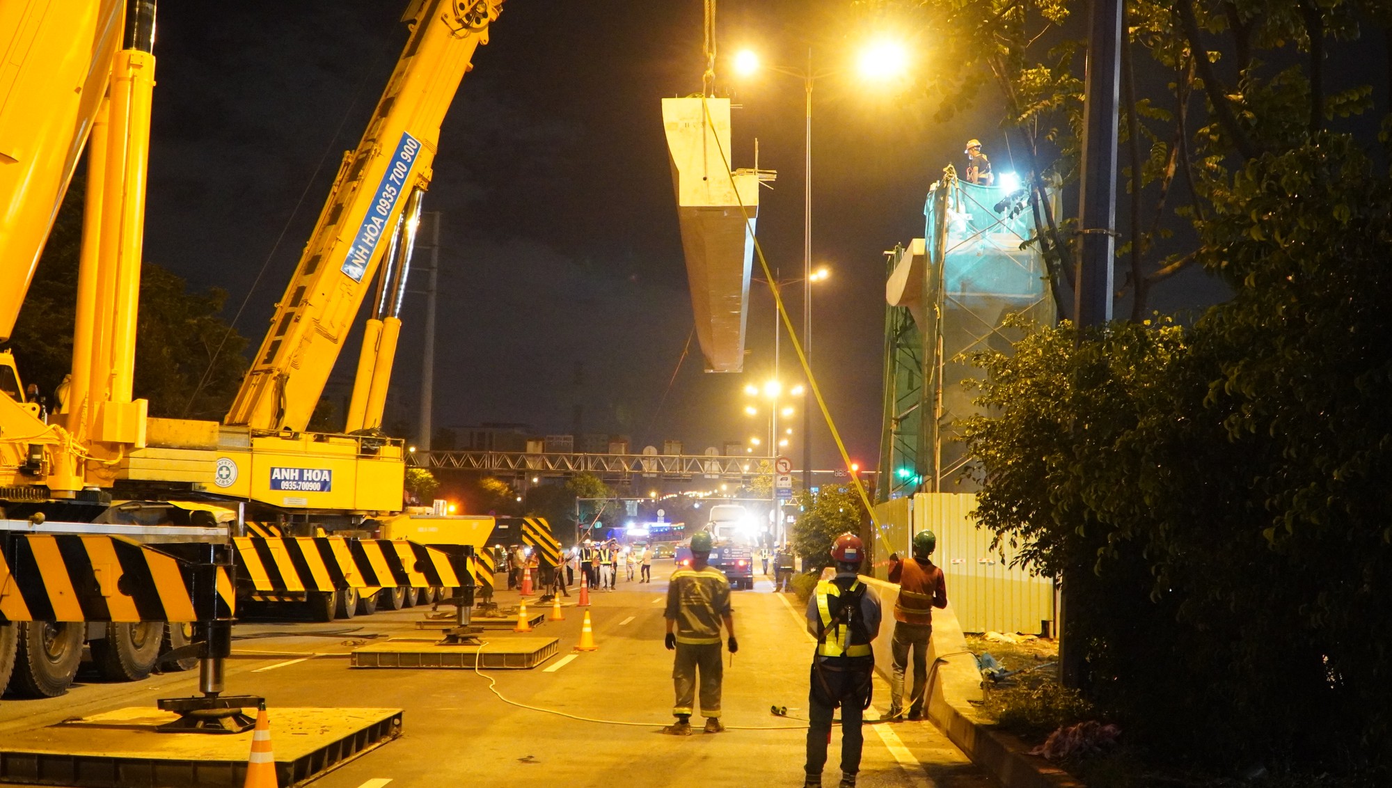 Trắng đ&ecirc;m lắp dầm cầu cho cầu bộ h&agrave;nh của tuyến metro số 1 - Ảnh 4.