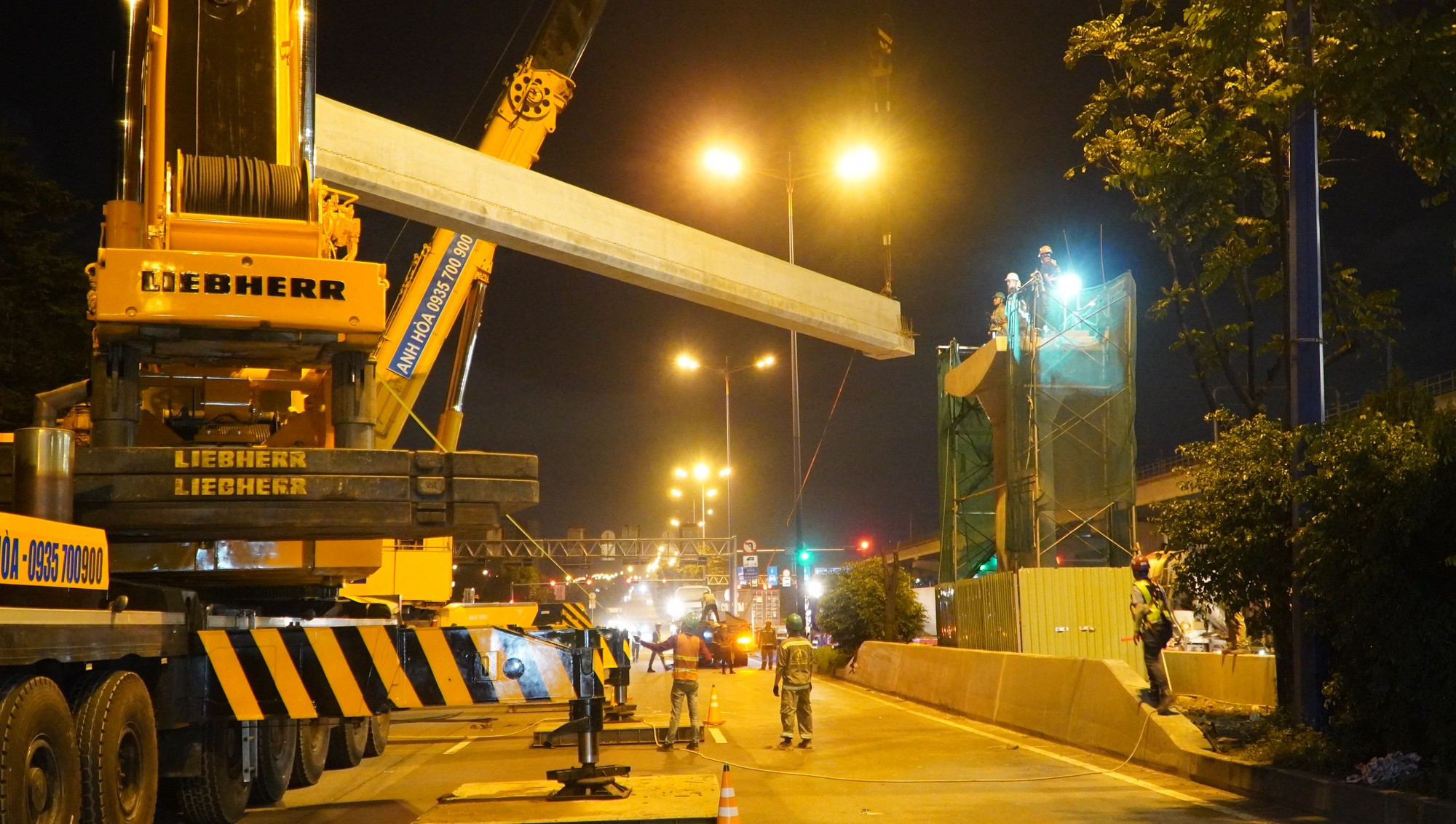 Trắng đ&ecirc;m lắp dầm cầu cho cầu bộ h&agrave;nh của tuyến metro số 1 - Ảnh 1.