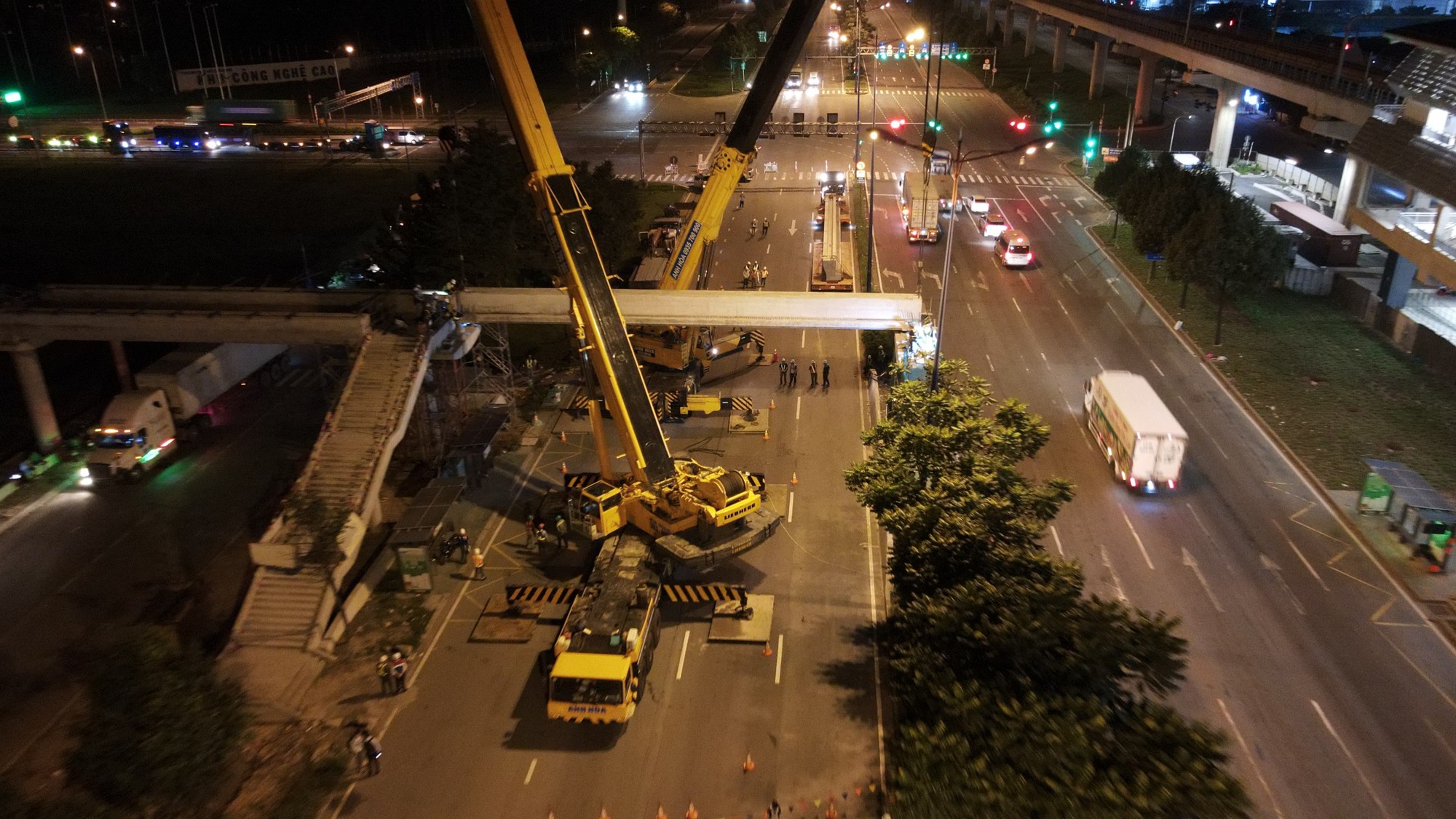 Toàn cảnh trắng đêm lắp dầm cầu bộ hành đầu tiên của tuyến metro số 1