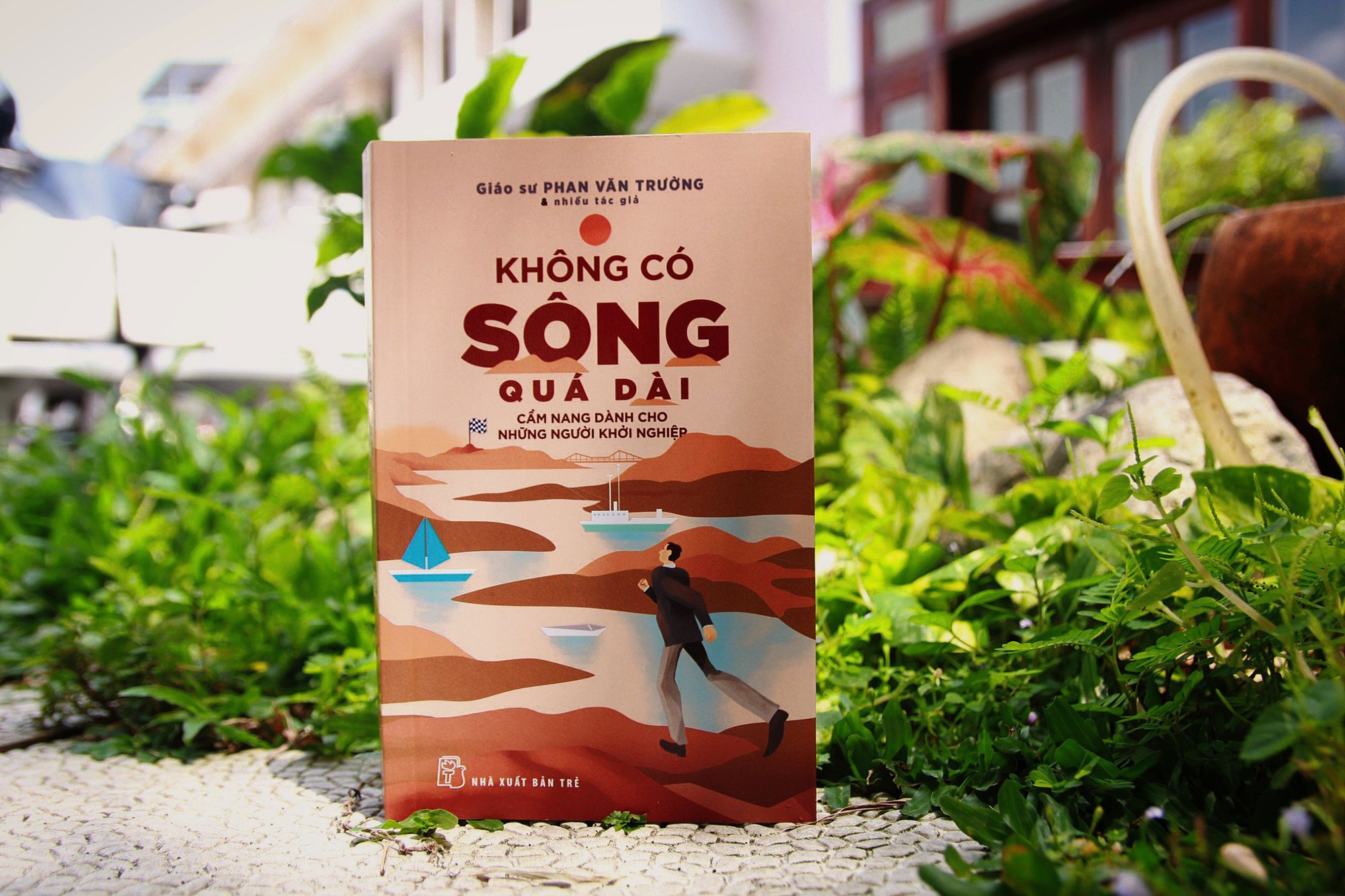 Khởi nghiệp với "Không có sông quá dài"