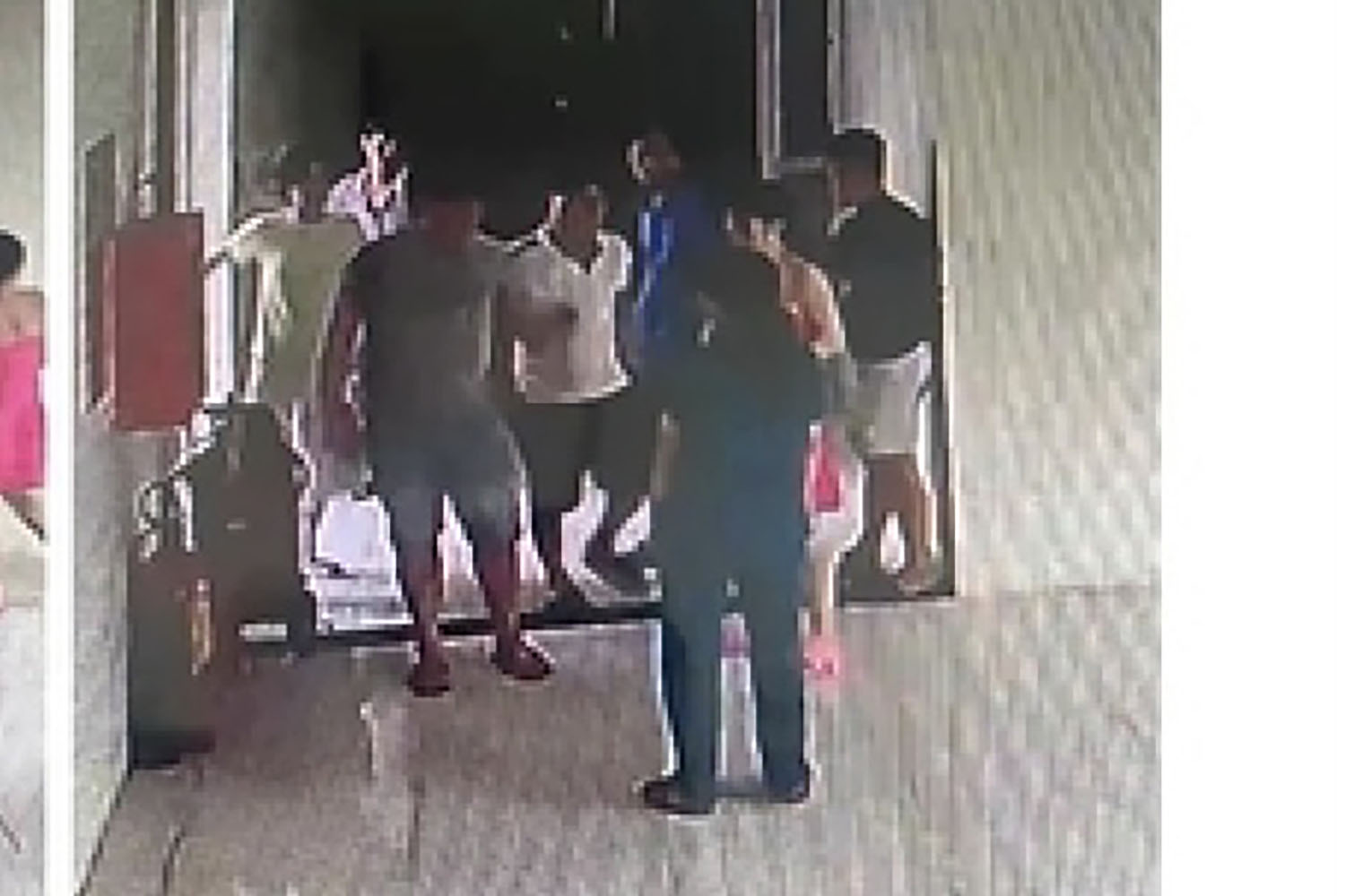 Một điều dưỡng bị người nhà bệnh nhân "đánh hội đồng" ở Bình Phước