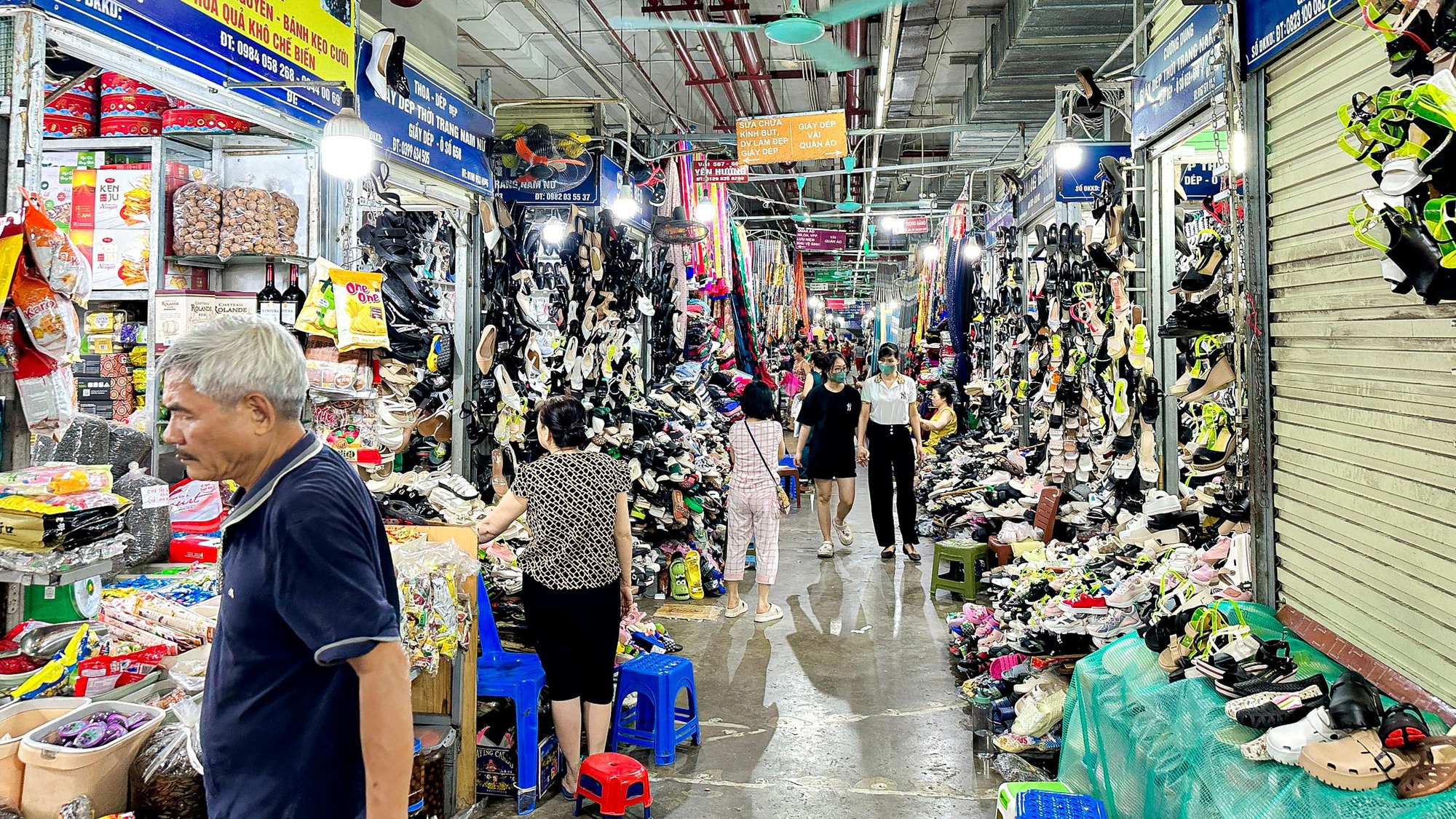 Bên trong khu chợ trăm tuổi của Hà Nội được "đưa xuống lòng đất"