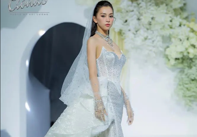 Hoa hậu Tiểu Vy, Mai Phương lộng lẫy đầm cưới