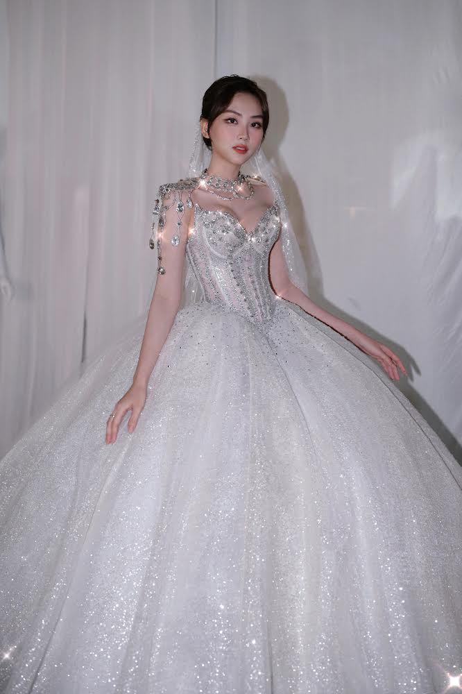 Hoa hậu Tiểu Vy, Mai Phương lộng lẫy đầm cưới - Ảnh 1.
