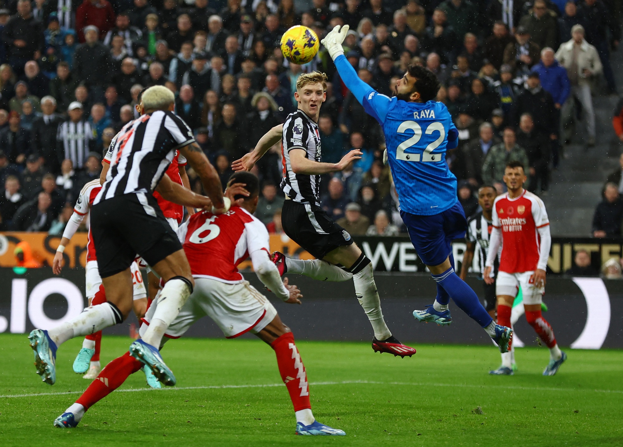 VAR bị vô hiệu hóa hay trọng tài Anh "run tay" vì Newcastle?