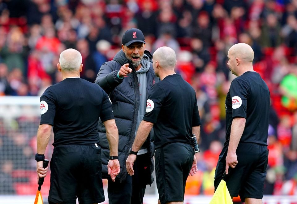 VAR bị v&ocirc; hiệu h&oacute;a hay trọng t&agrave;i Ngoại hạng Anh run tay v&igrave; Newcastle? - Ảnh 4.