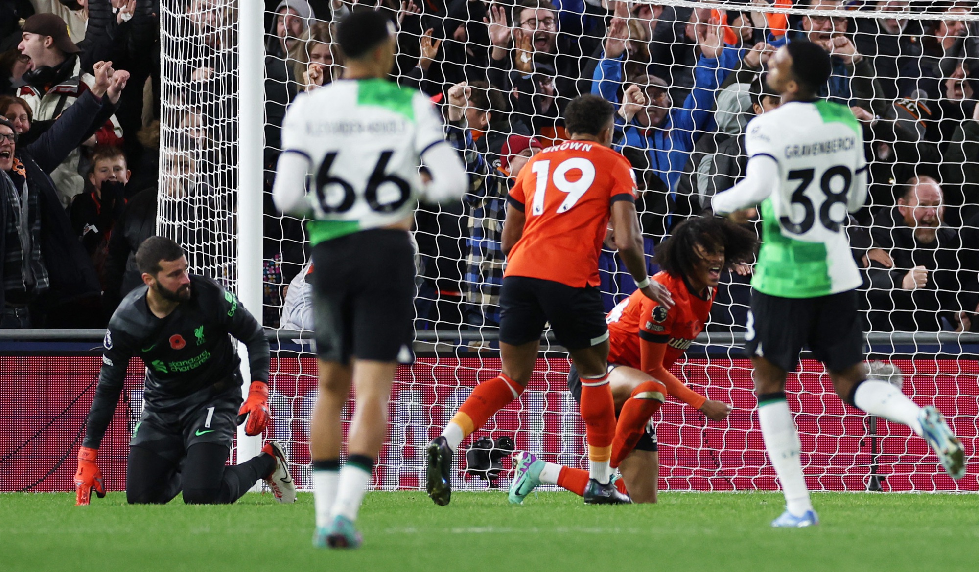 Liverpool bị t&acirc;n binh Luton Town chia điểm, n&oacute;ng rực bảng xếp hạng - Ảnh 3.