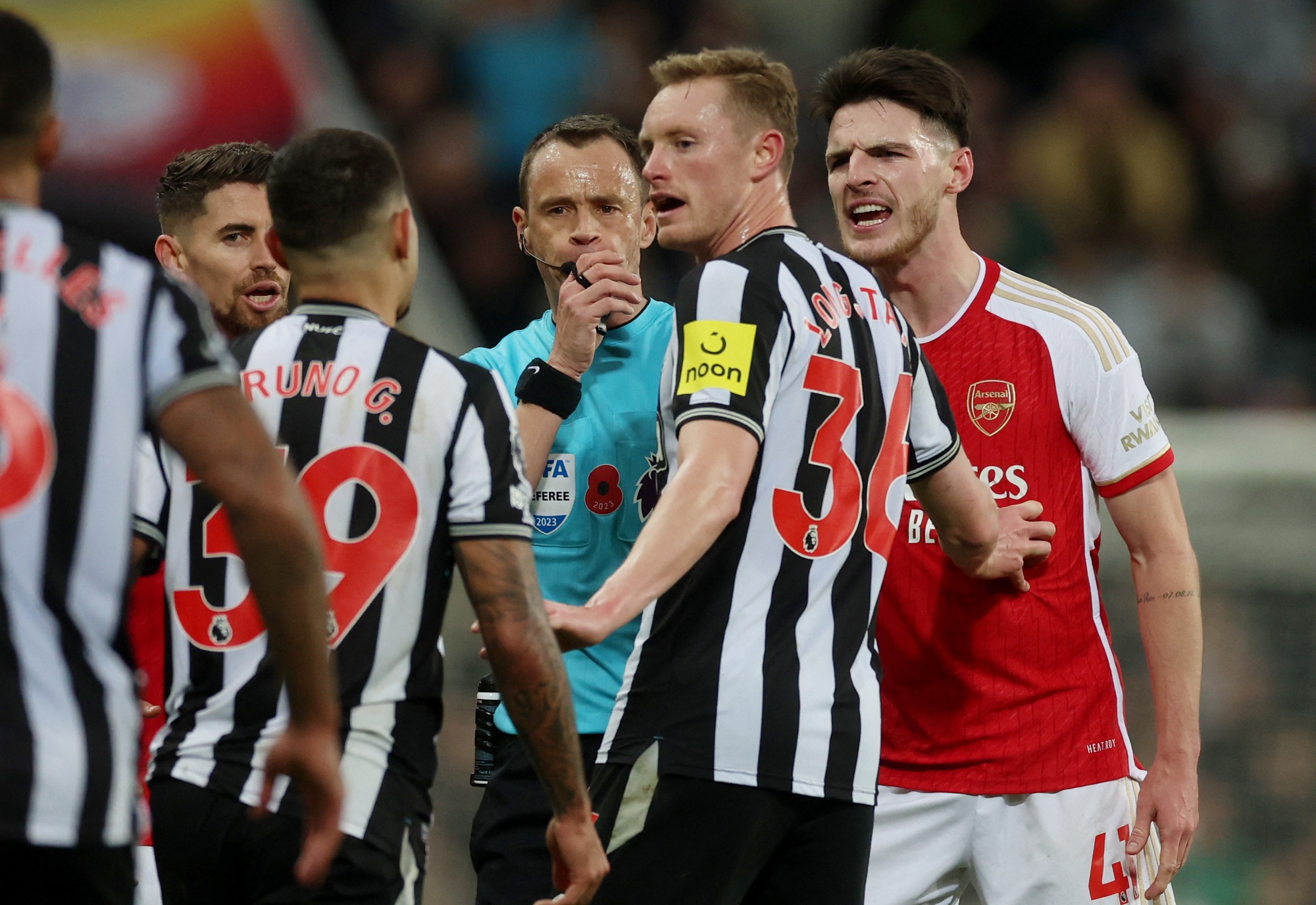 VAR bị v&ocirc; hiệu h&oacute;a hay trọng t&agrave;i Ngoại hạng Anh run tay v&igrave; Newcastle? - Ảnh 8.