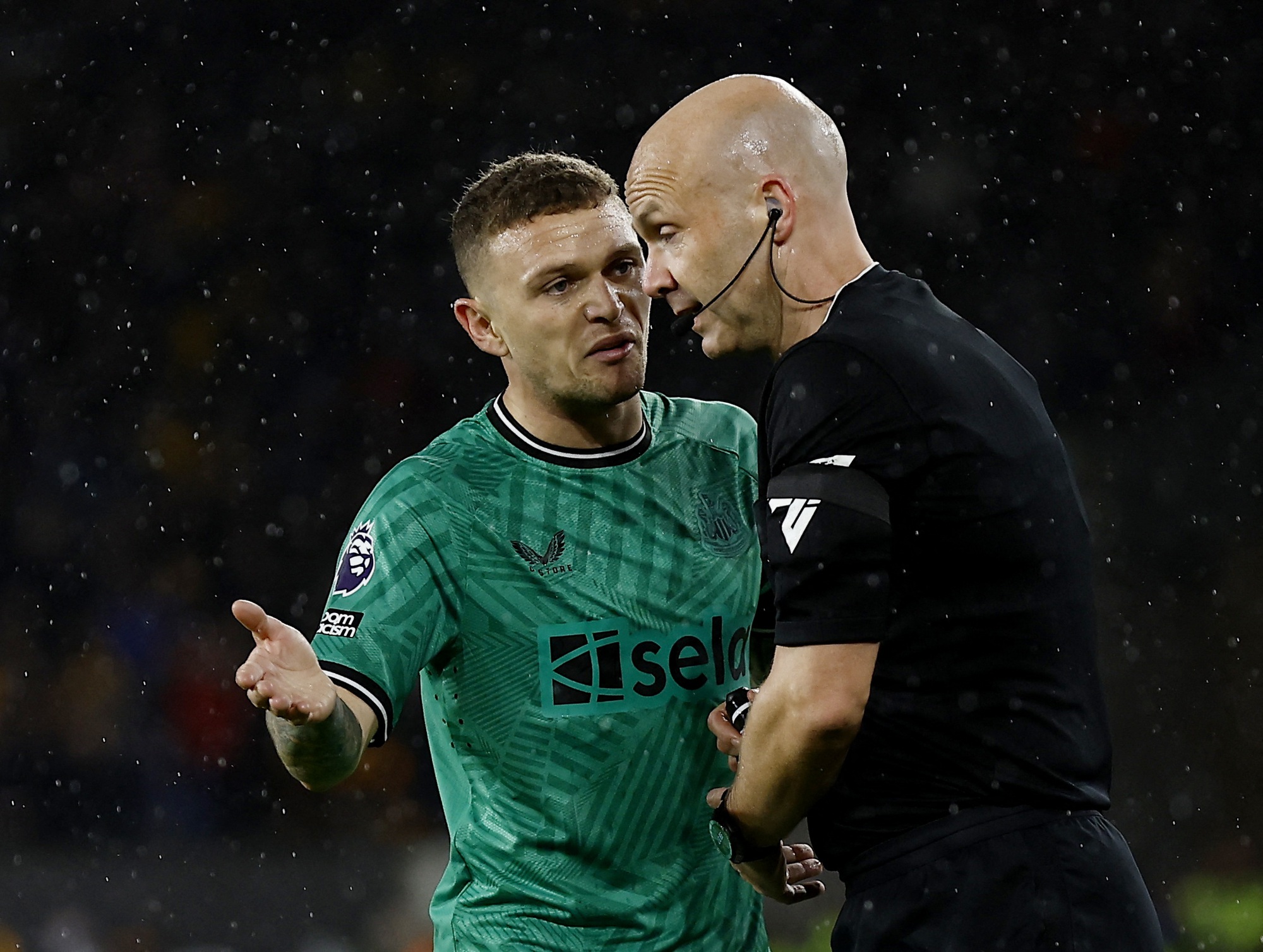VAR bị v&ocirc; hiệu h&oacute;a hay trọng t&agrave;i Ngoại hạng Anh run tay v&igrave; Newcastle? - Ảnh 7.