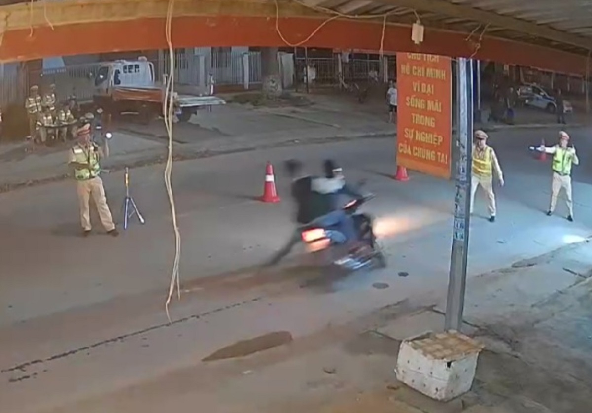VIDEO: Lao xe máy vào tổ CSGT kiểm tra nồng độ cồn, 1 đại úy bị thương