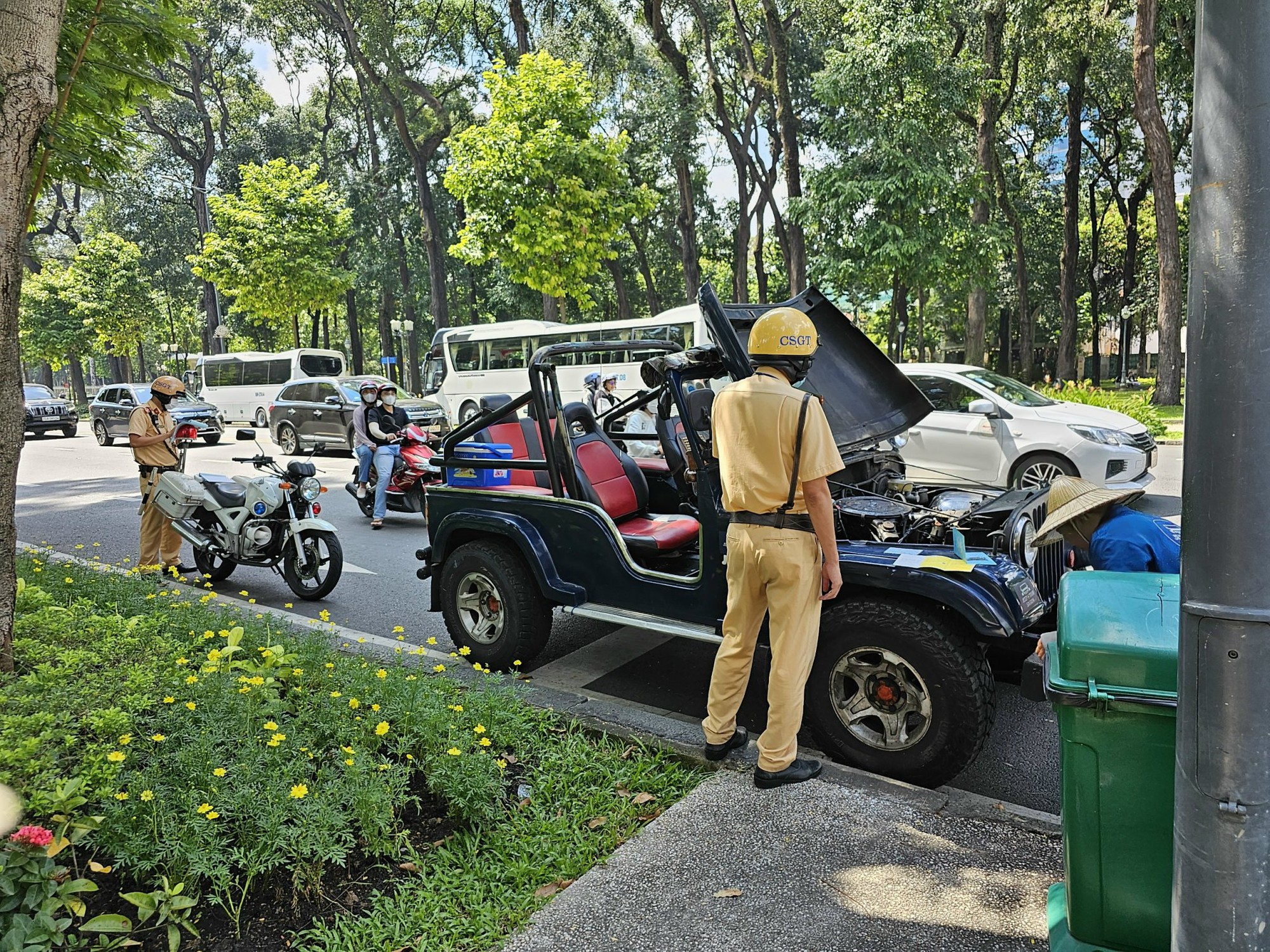 Phát hiện bất ngờ từ xe jeep chở khách ở trung tâm TP HCM - Ảnh 2.