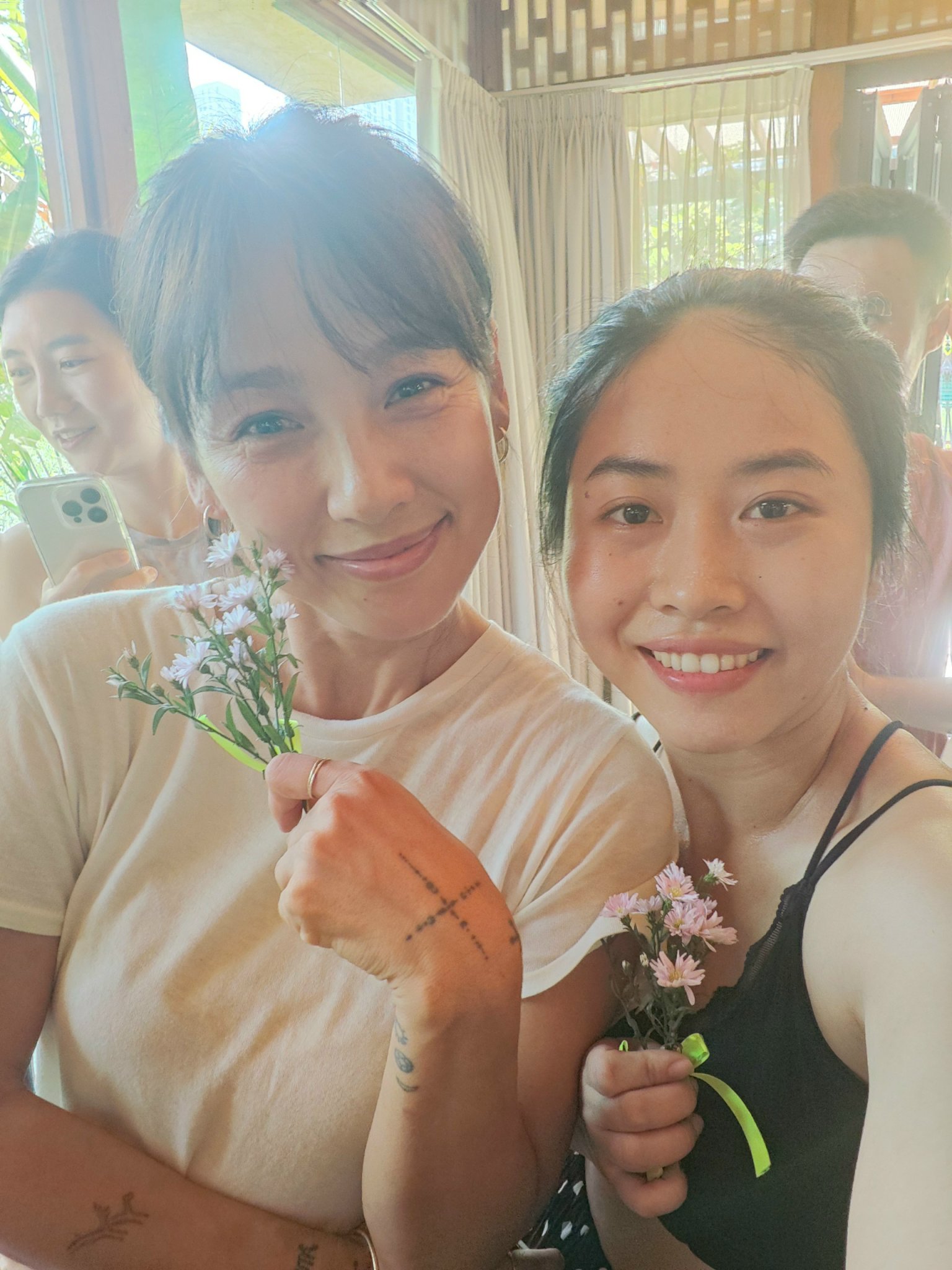“Nữ hoàng gợi cảm” dạy Yoga tại TP HCM trước khi về nước - Ảnh 4.