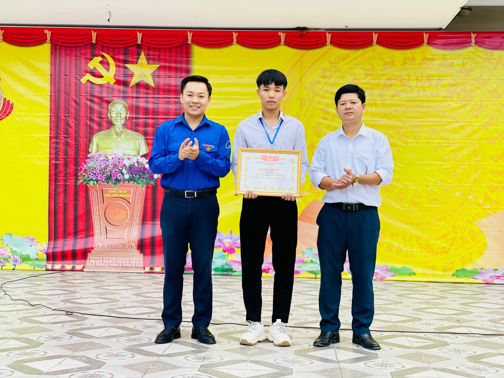 Nam sinh lớp 12 dũng cảm cứu người trong nước lũ