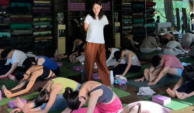 “Nữ hoàng gợi cảm” dạy Yoga tại TP HCM trước khi về nước