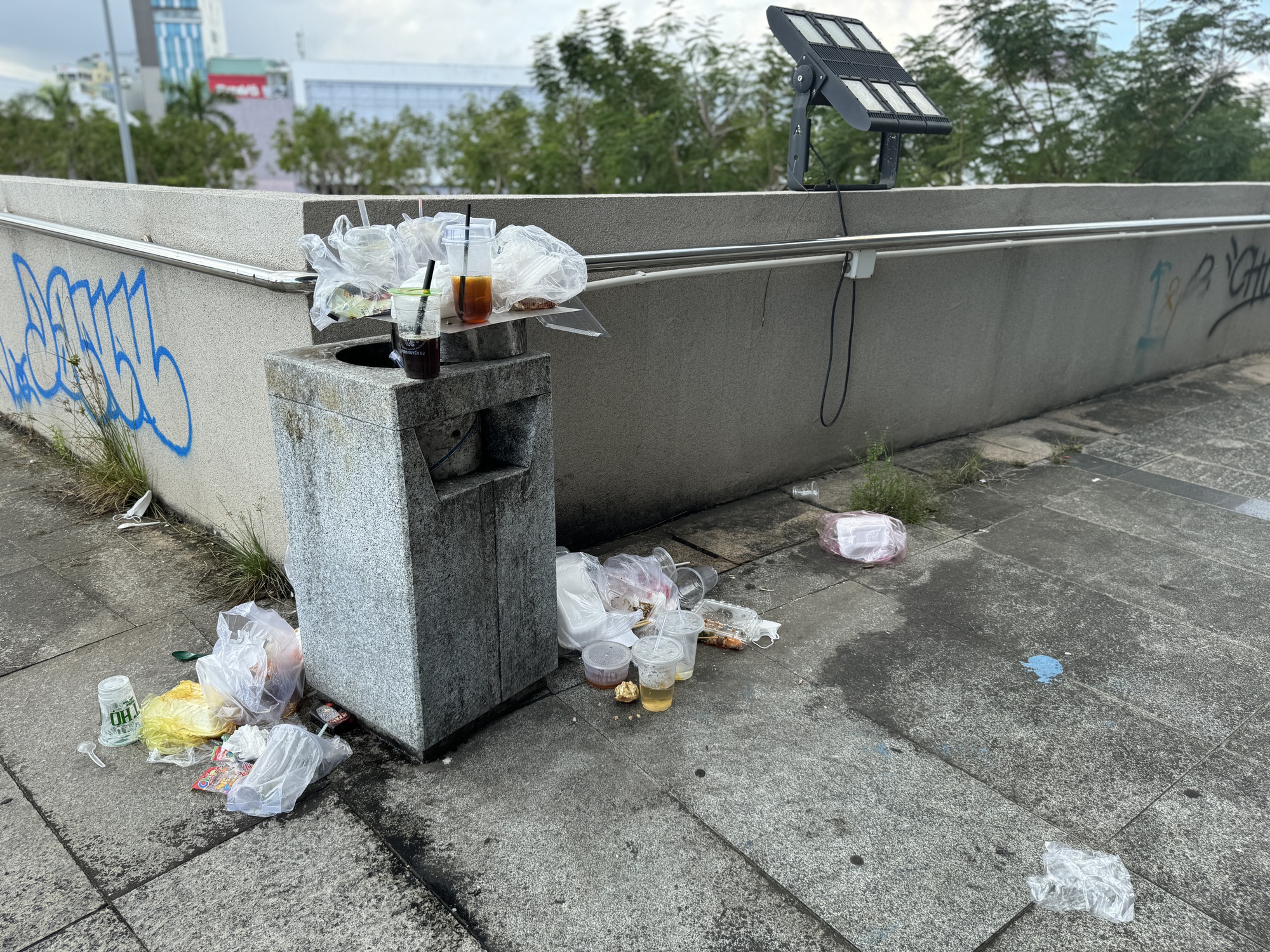 Ngán ngẩm cảnh nhếch nhác ở "dĩa bay" giữa lòng Đà Nẵng