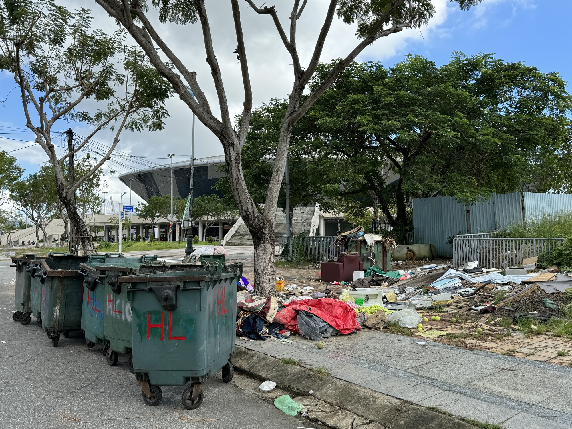 Ng&aacute;n ngẩm cảnh nhếch nh&aacute;c ở dĩa bay giữa l&ograve;ng Đ&agrave; Nẵng - Ảnh 2.