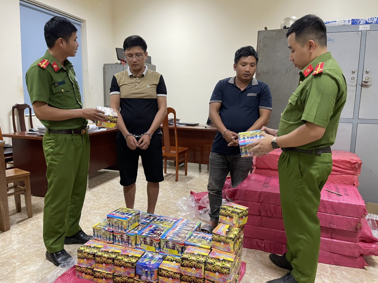 Công an bóc mẽ bí mật bên trong khoang độ chế xe tải