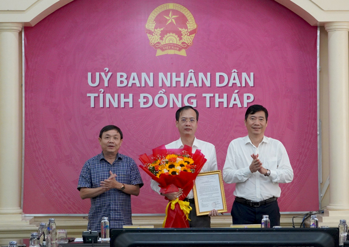 Đồng Th&aacute;p tổ chức lễ trao quyết định của Thủ tướng cho &ocirc;ng Trần Tr&iacute; Quang - Ảnh 1.