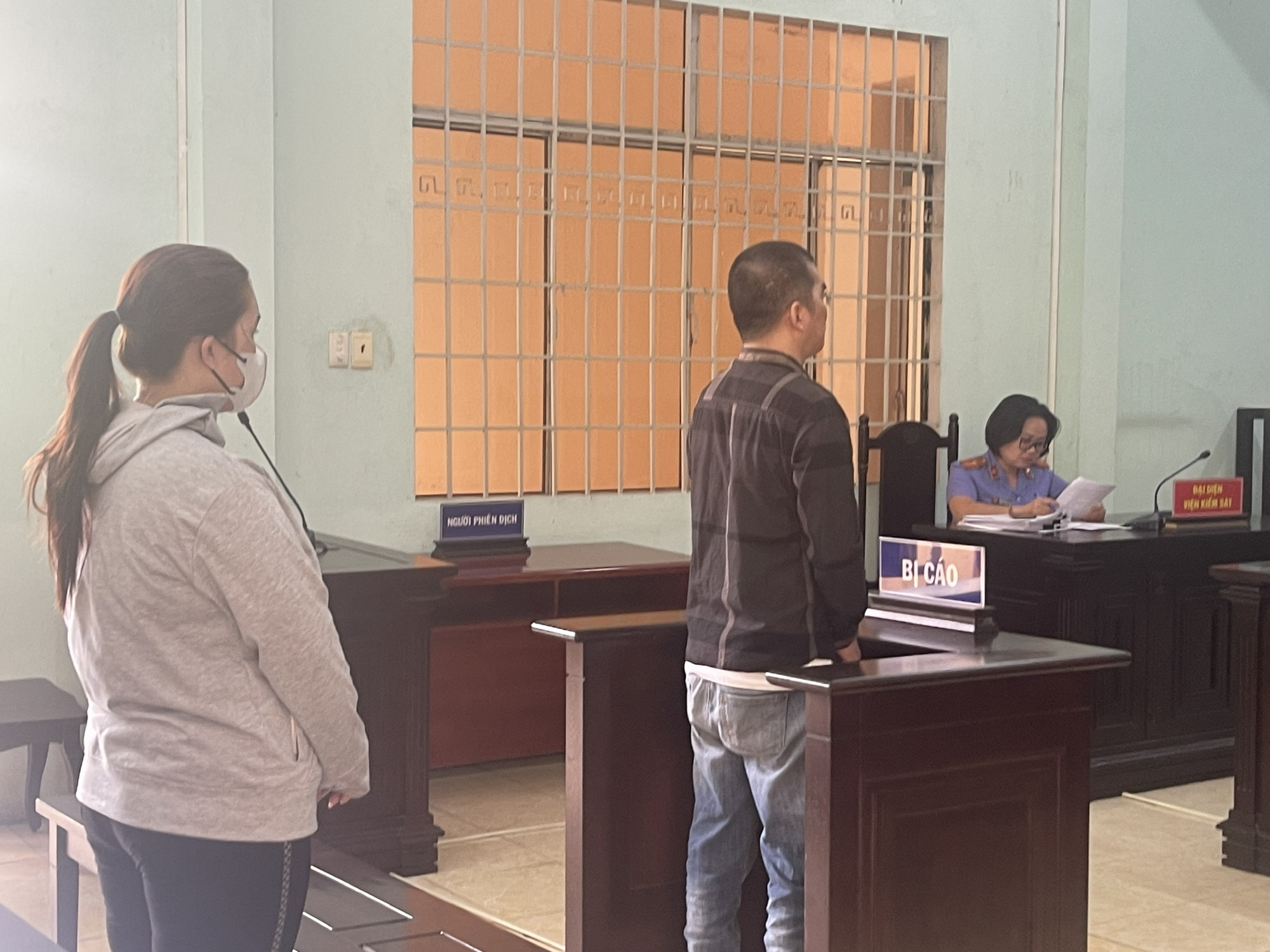 Xét xử đôi nhân tình nghi ép bé 3 tuổi hút ma túy