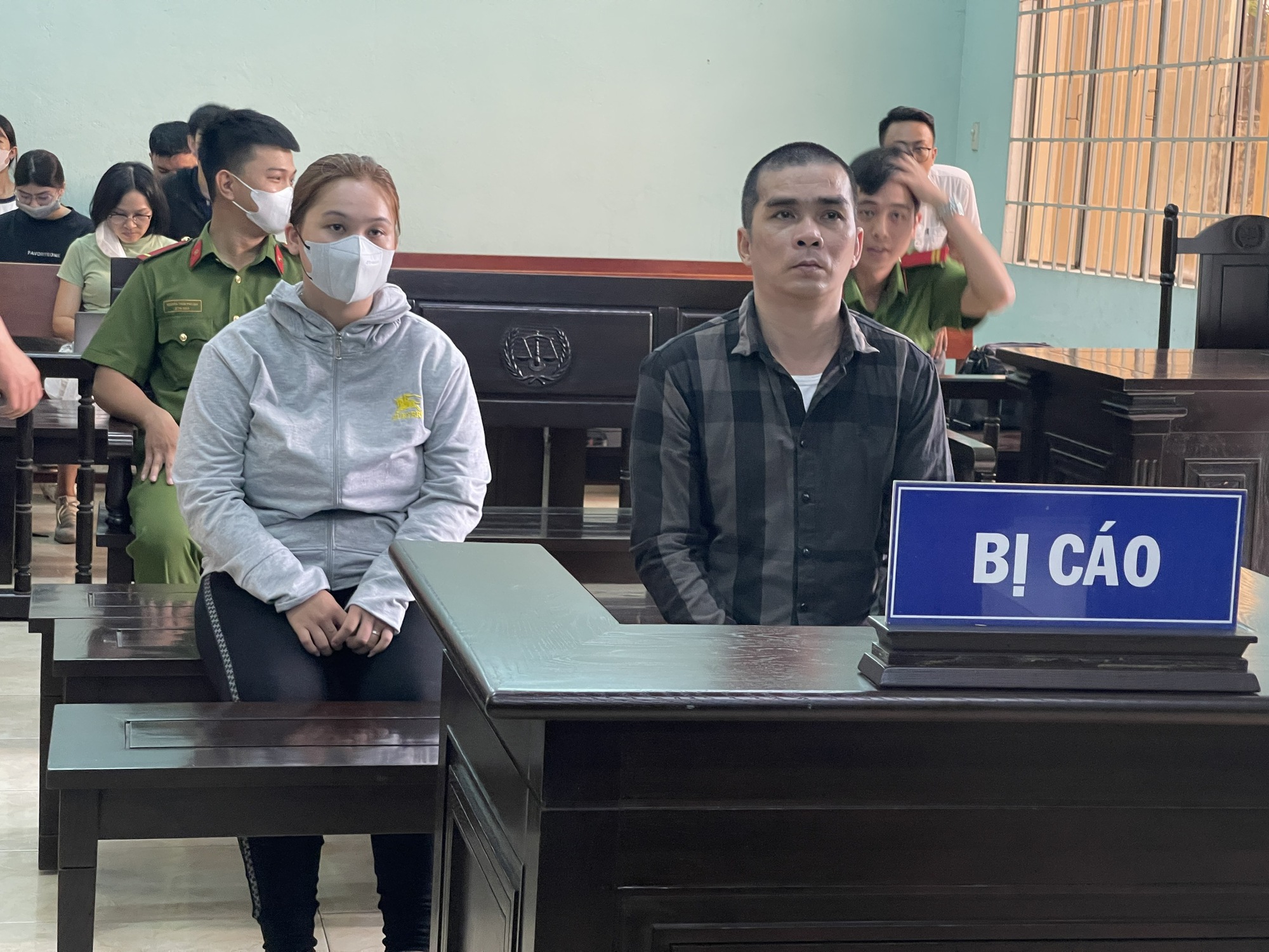 Diễn biến mới nhất vụ án nghi ép bé 3 tuổi hút ma túy