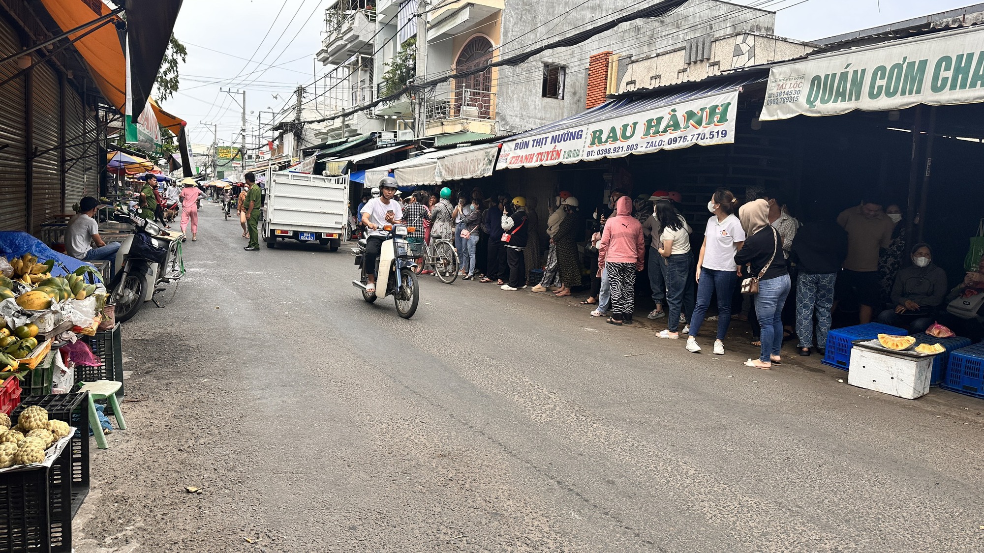Đám đông tụ tập rải muối, thắp nhang để đòi tiền - Ảnh 2.