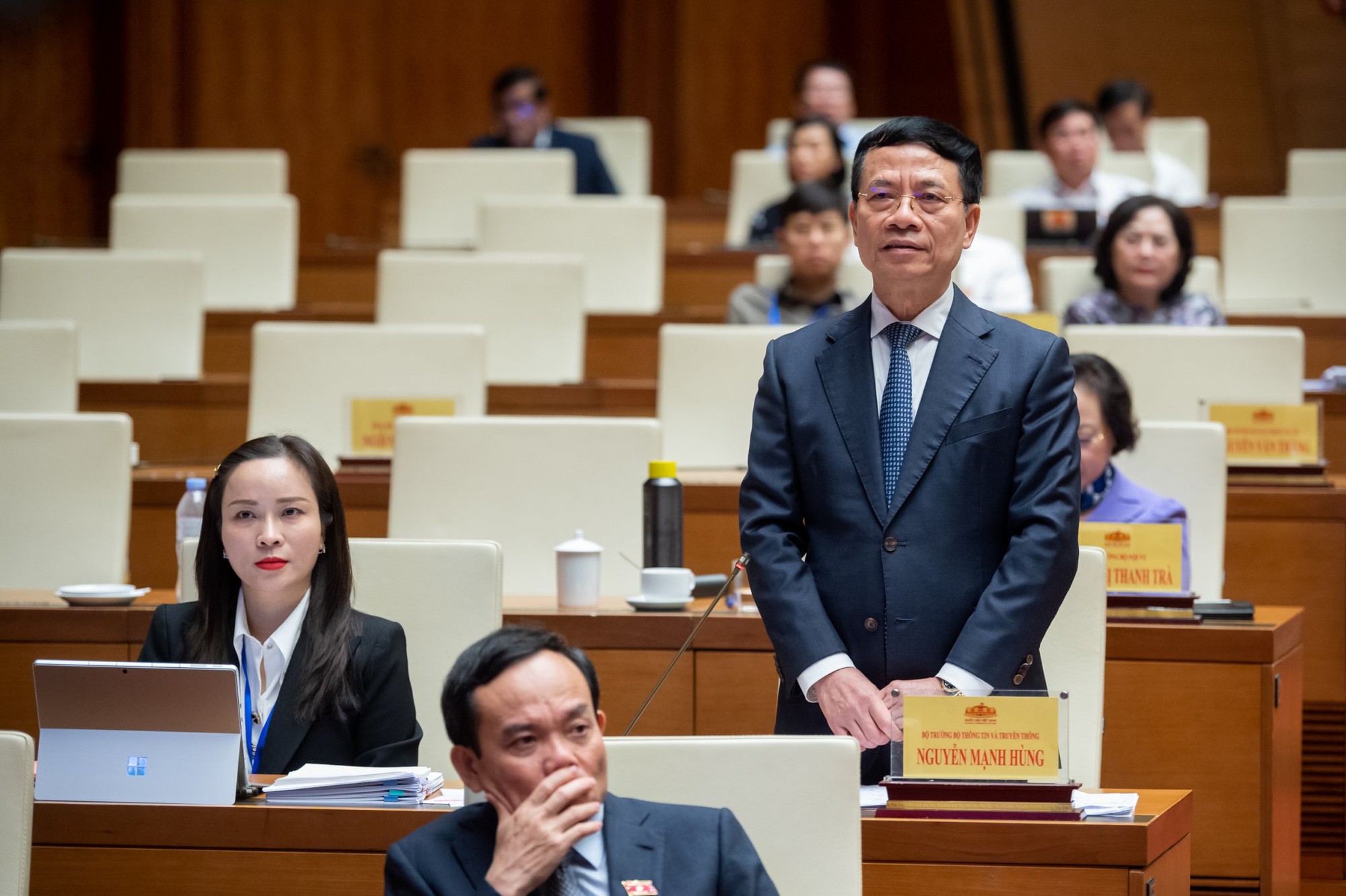 Đại biểu chất vấn việc phim “Đất rừng phương Nam”, hoa hậu Ý Nhi bị cộng đồng mạng bạo hành - Ảnh 3.