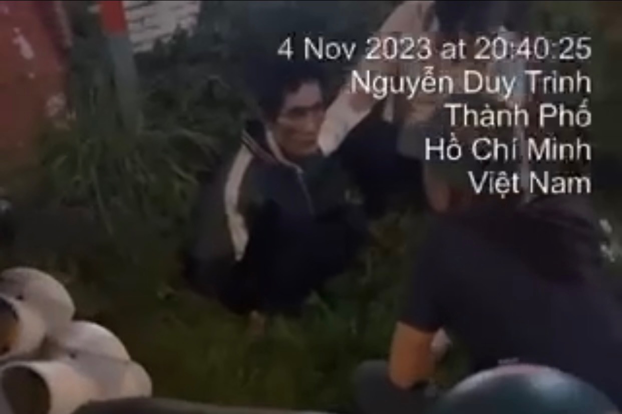 Mất trộm dải ph&acirc;n c&aacute;ch đường dẫn cao tốc: Clip nghi phạm l&uacute;c bị khống chế - Ảnh 1.